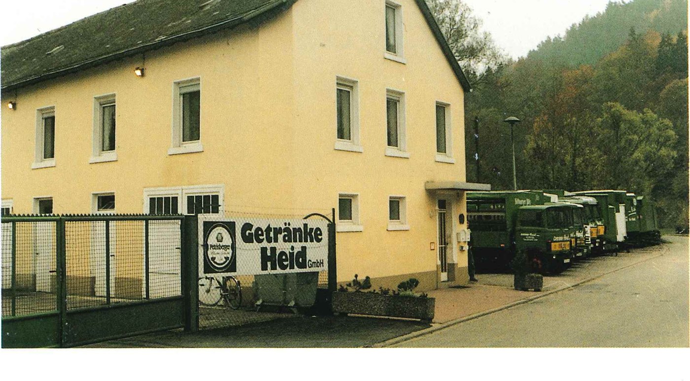 Lieferfahrzeuge von Getränke Heid vor dem Betriebsgebäude in Kordel